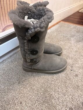 UGG Australia Women's Bailey Button Triplet GRAY SHEEPSKIN size 7